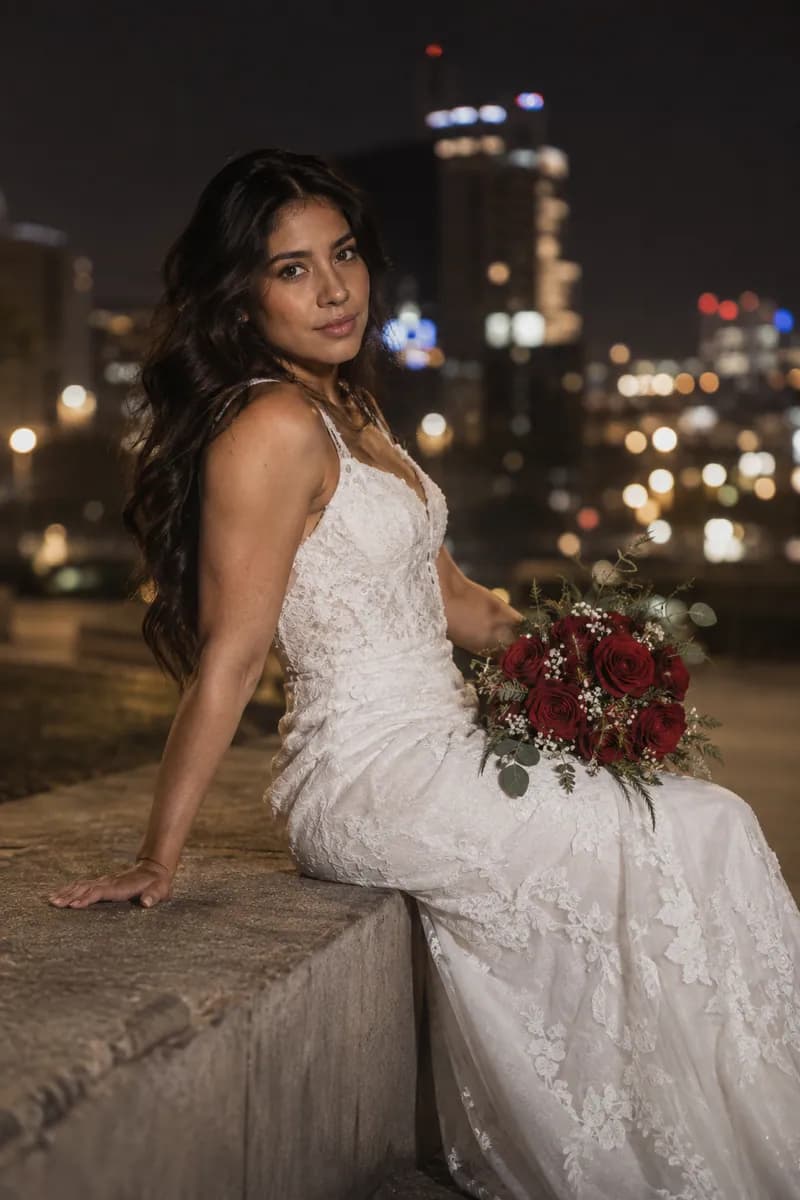 Ilustración creada con IA: novia sentada en un muro apoyada en un brazo, ramo sobre la rodilla, piernas cruzadas