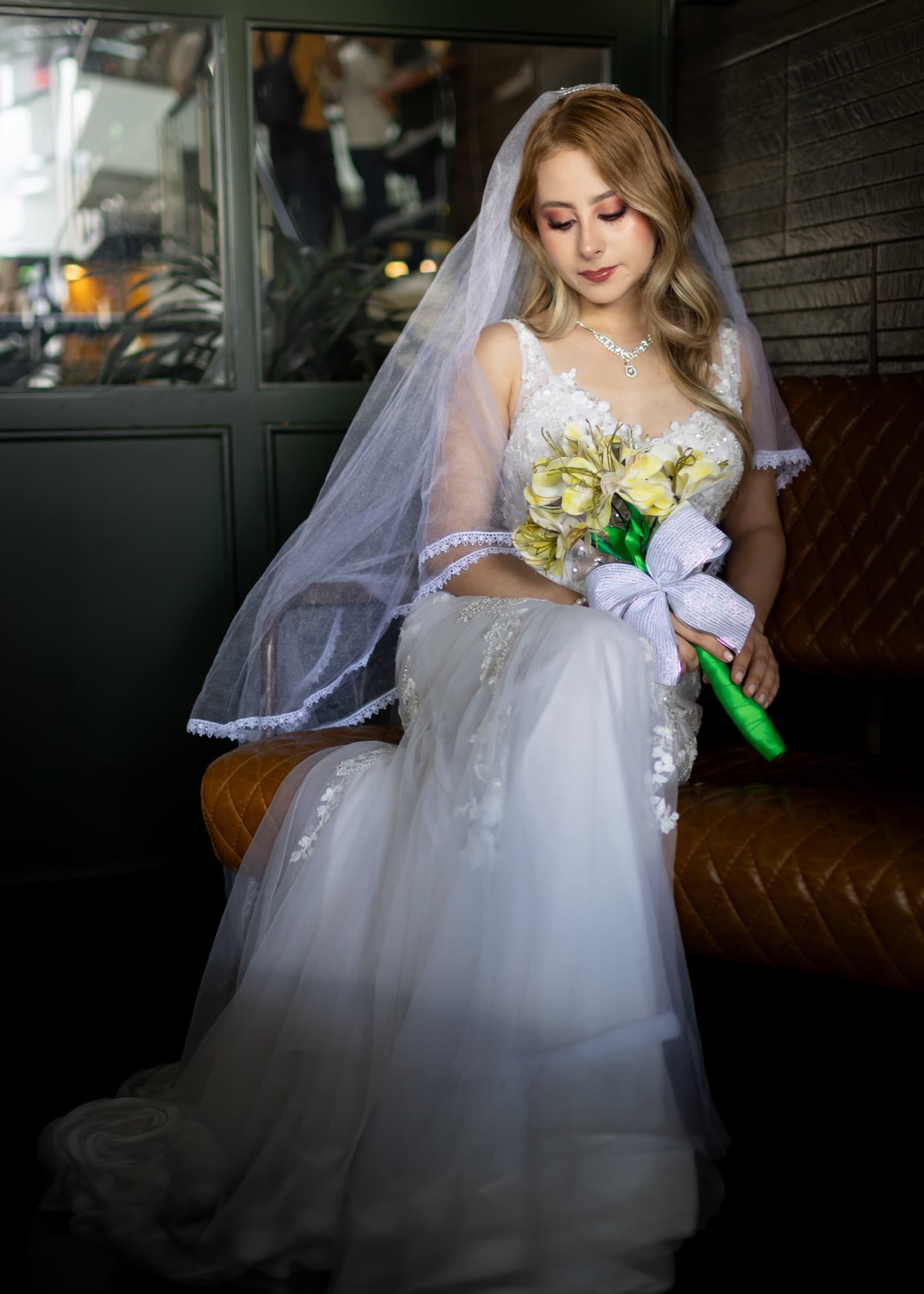 Novia con ramo y velo en una boda real fotografiada por Velozza