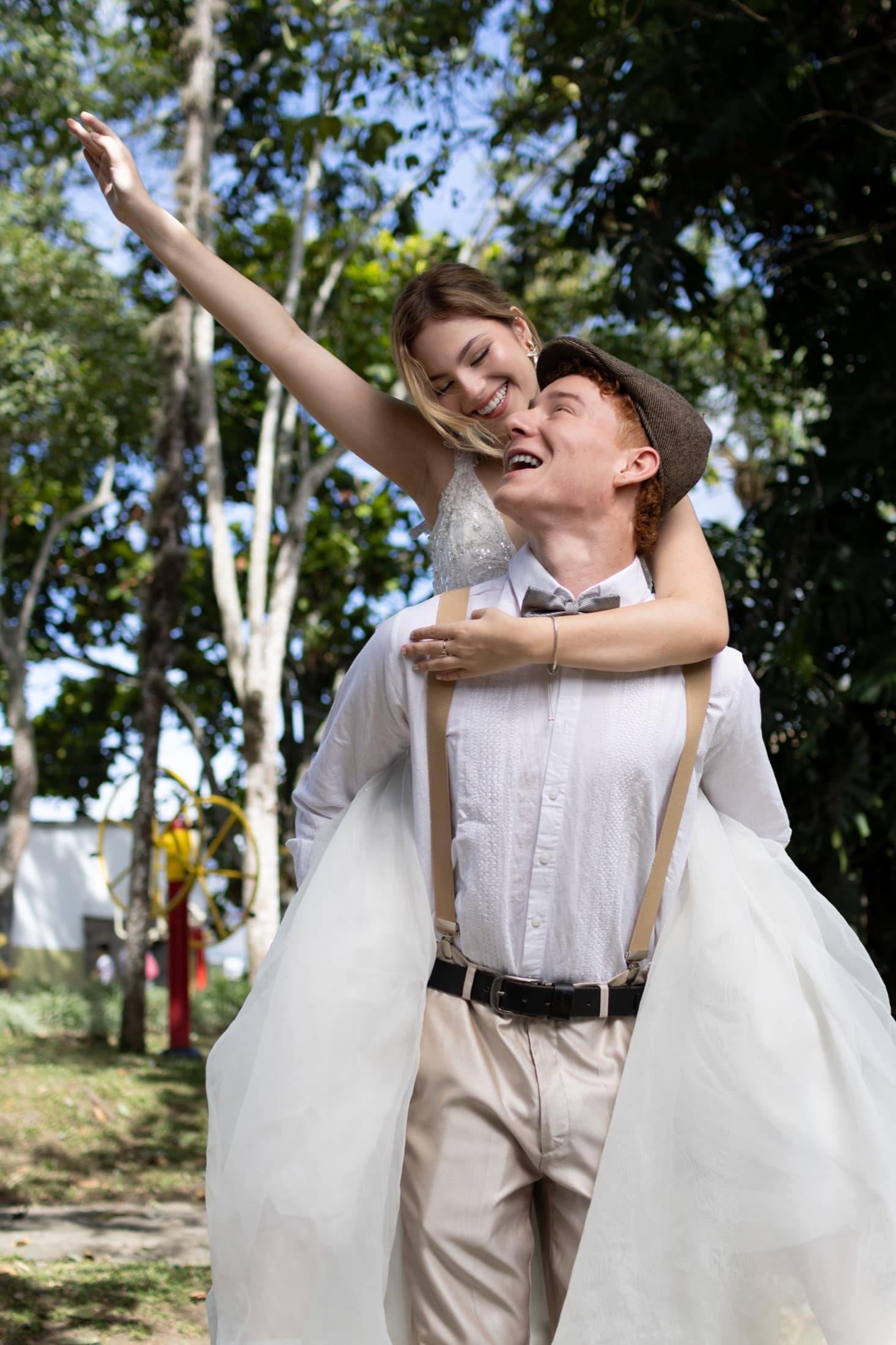 Novia sonriendo en un jardín, boda real fotografiada por Velozza