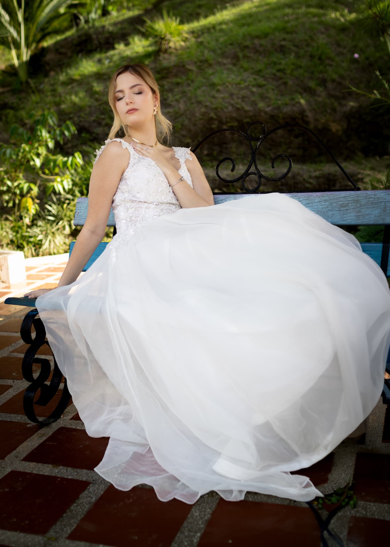 Retrato de novia junto a un lago, boda real de Velozza