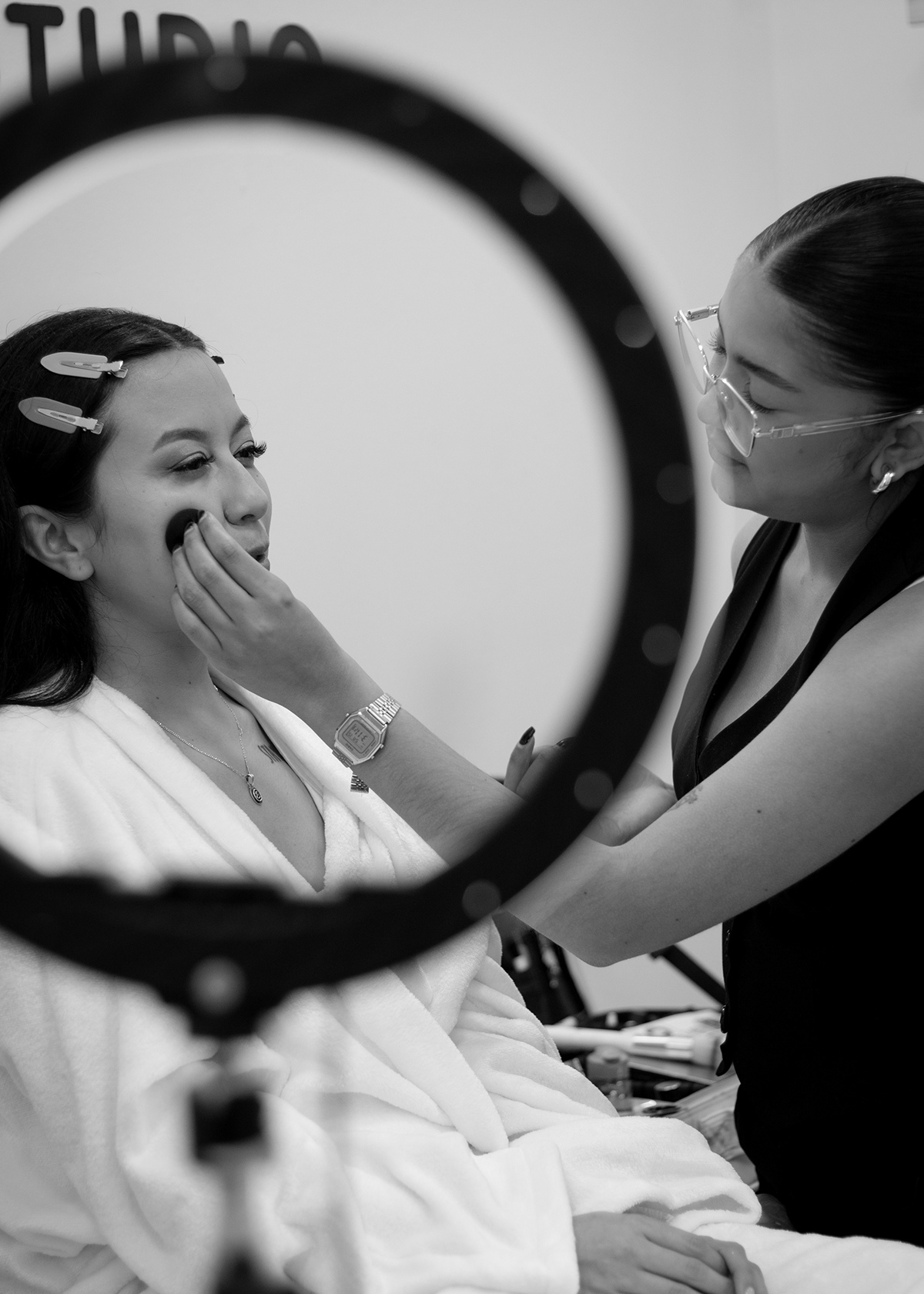 Preparativos de novia frente al espejo