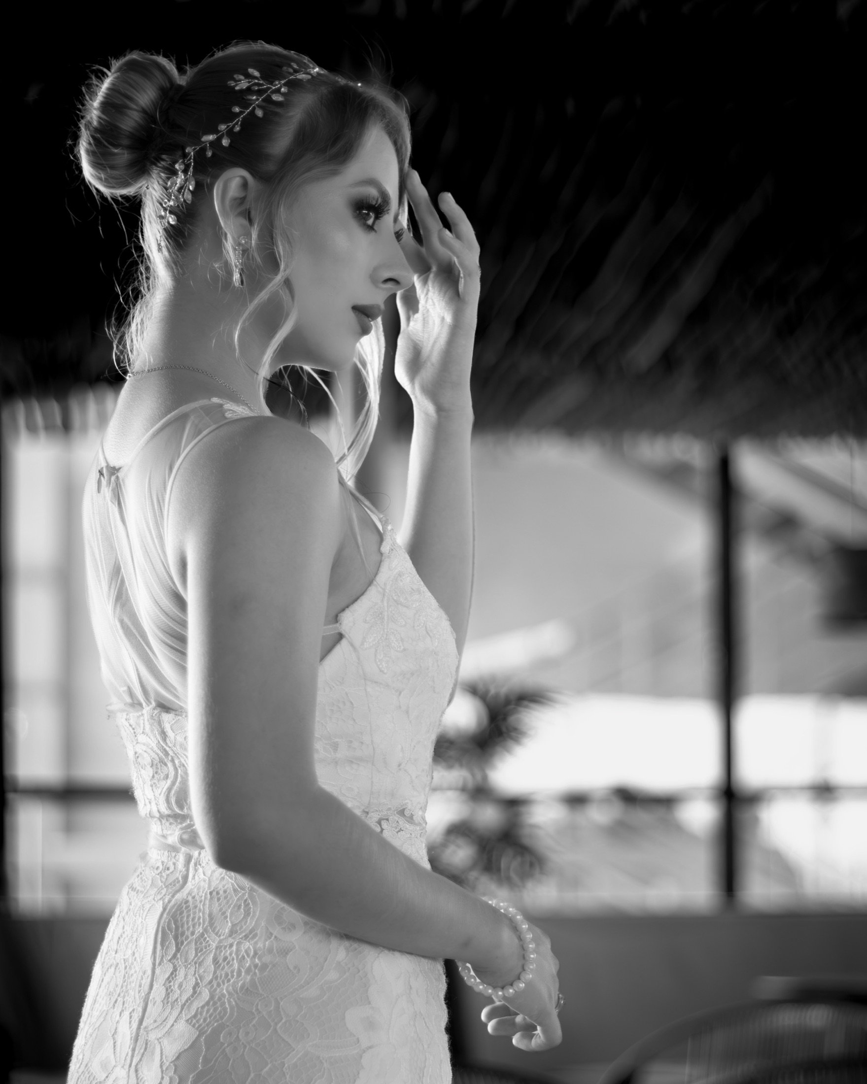 Retrato emotivo de la novia en blanco y negro con luz cálida