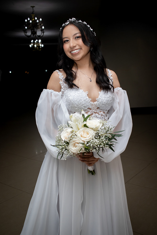 Retrato de novia con mirada expresiva, destacado del portafolio Velozza