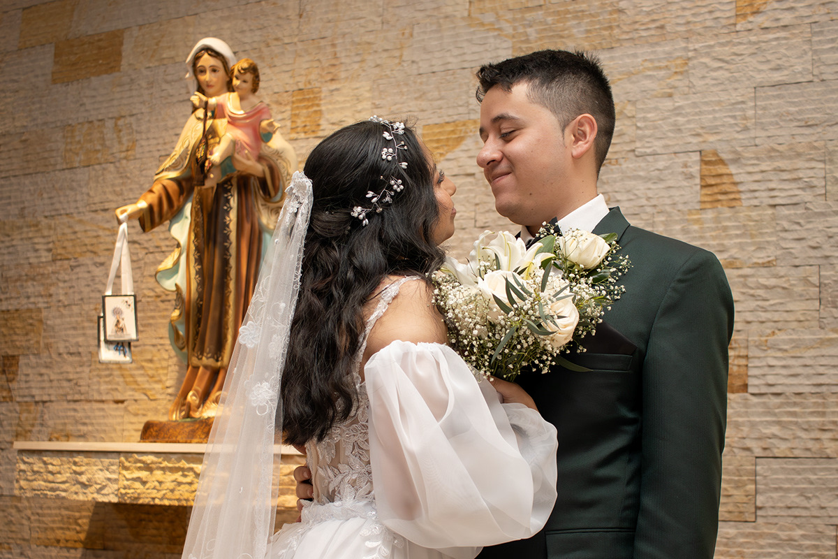 Pareja de novios fotografiada con luz natural, destacado del portafolio Velozza