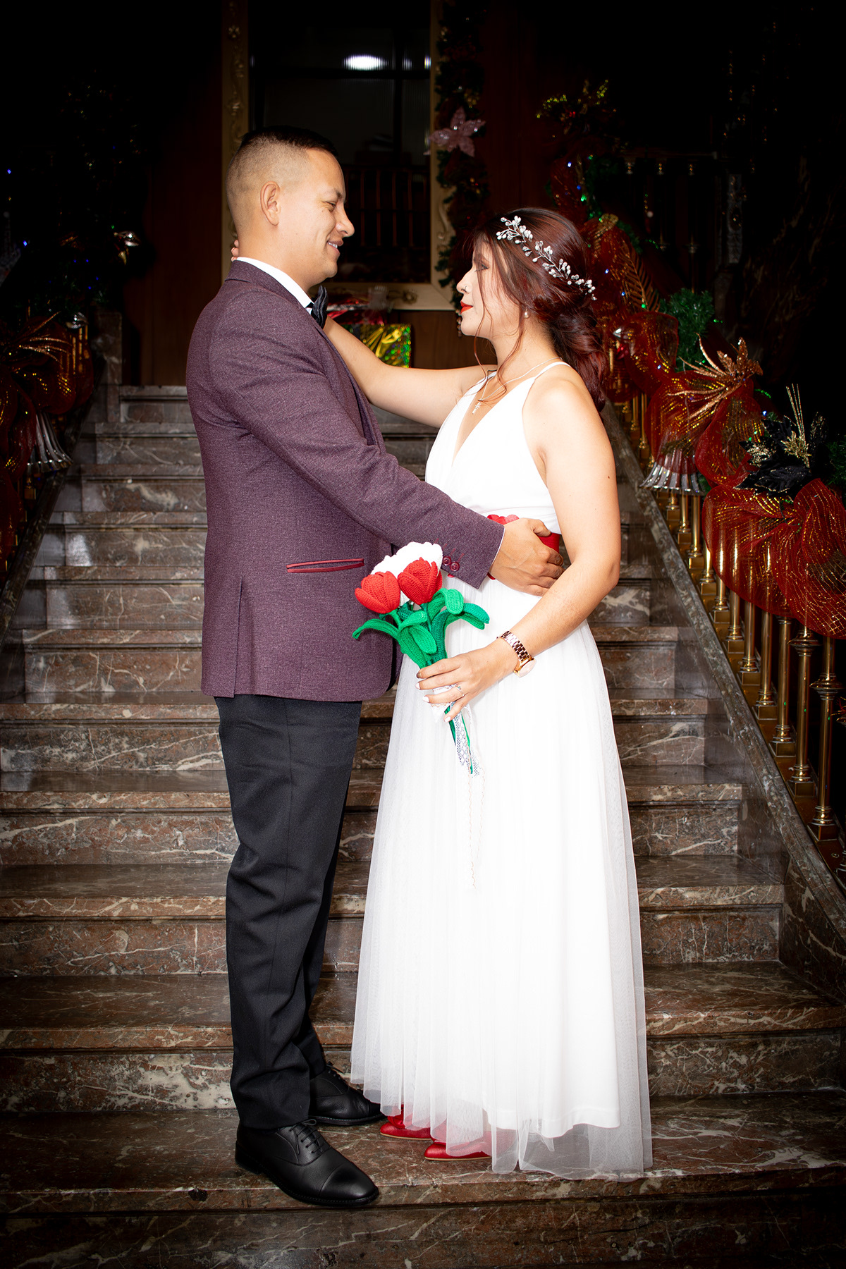 Pareja de novios en un momento de complicidad, destacado del portafolio Velozza