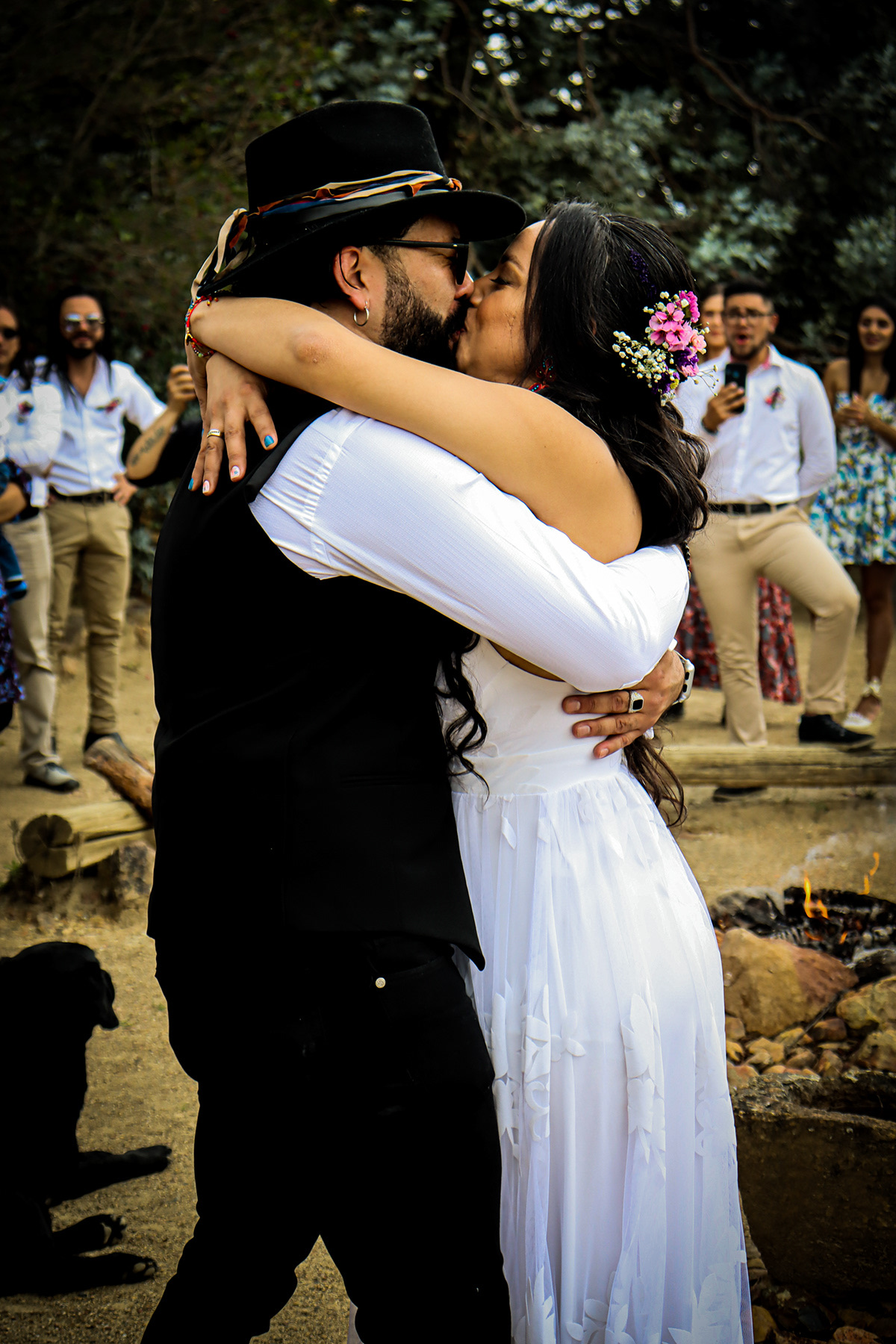 Pareja de novios en una celebración con estética premium, destacado del portafolio Velozza