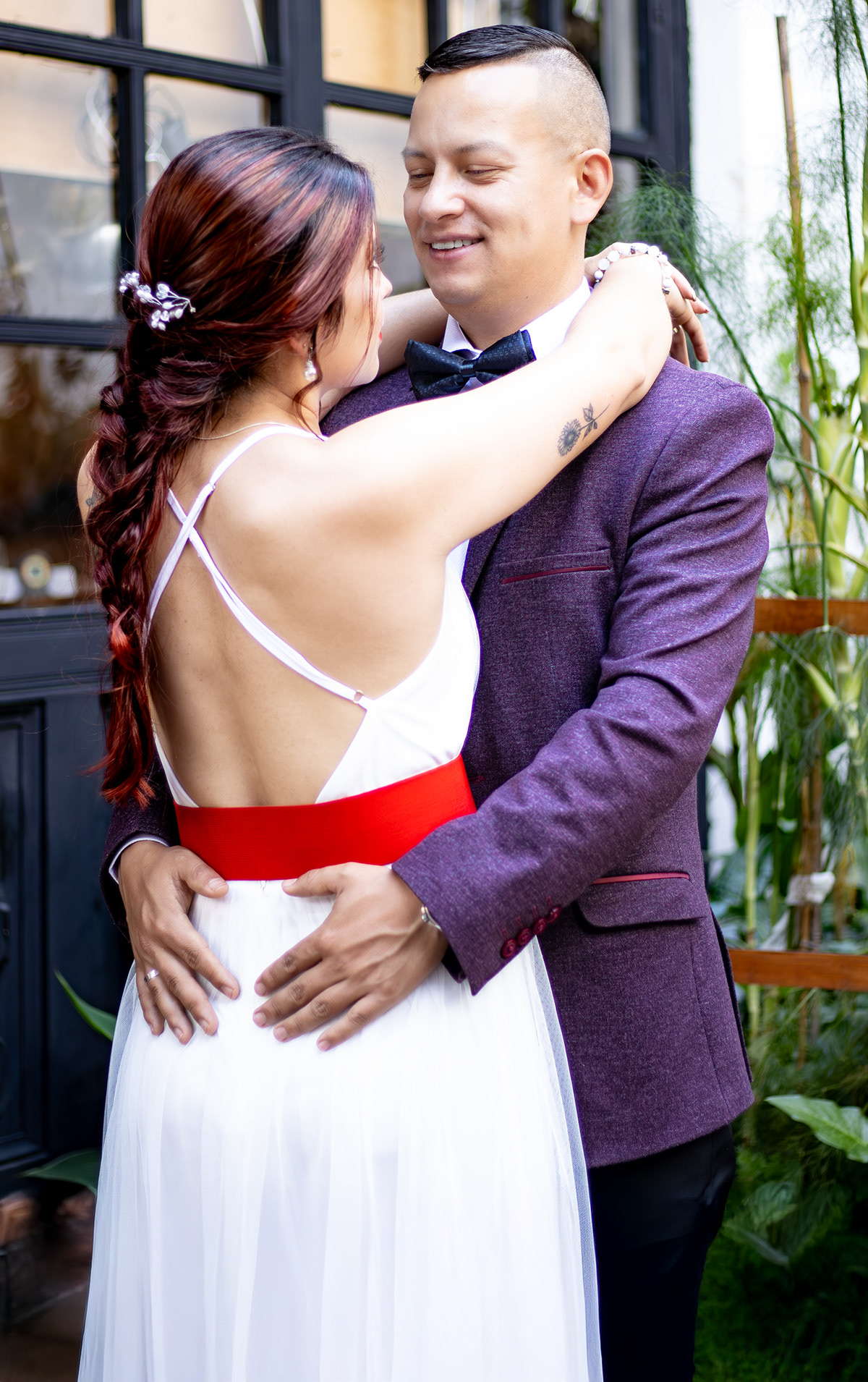 Pareja de novios en un momento cinematográfico, destacado del portafolio Velozza