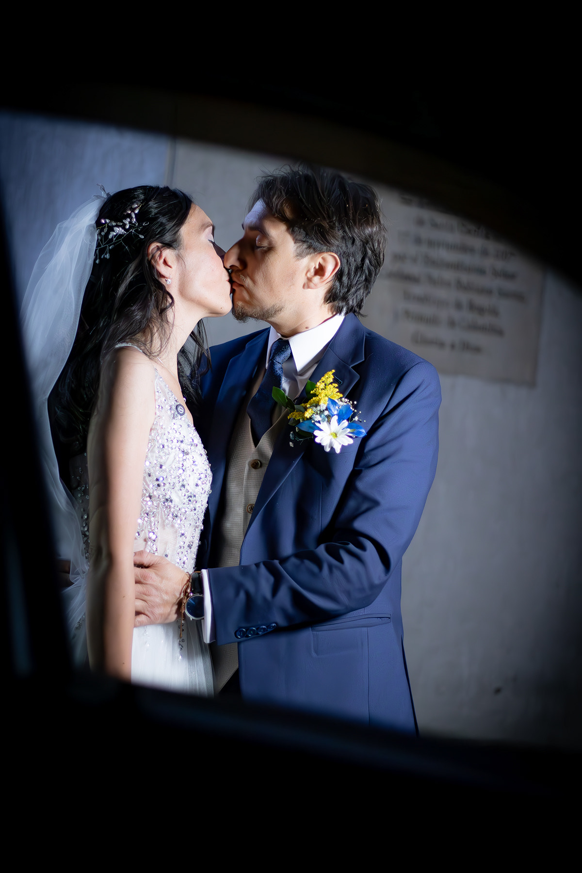 Pareja de novios compartiendo un momento real, destacado del portafolio Velozza