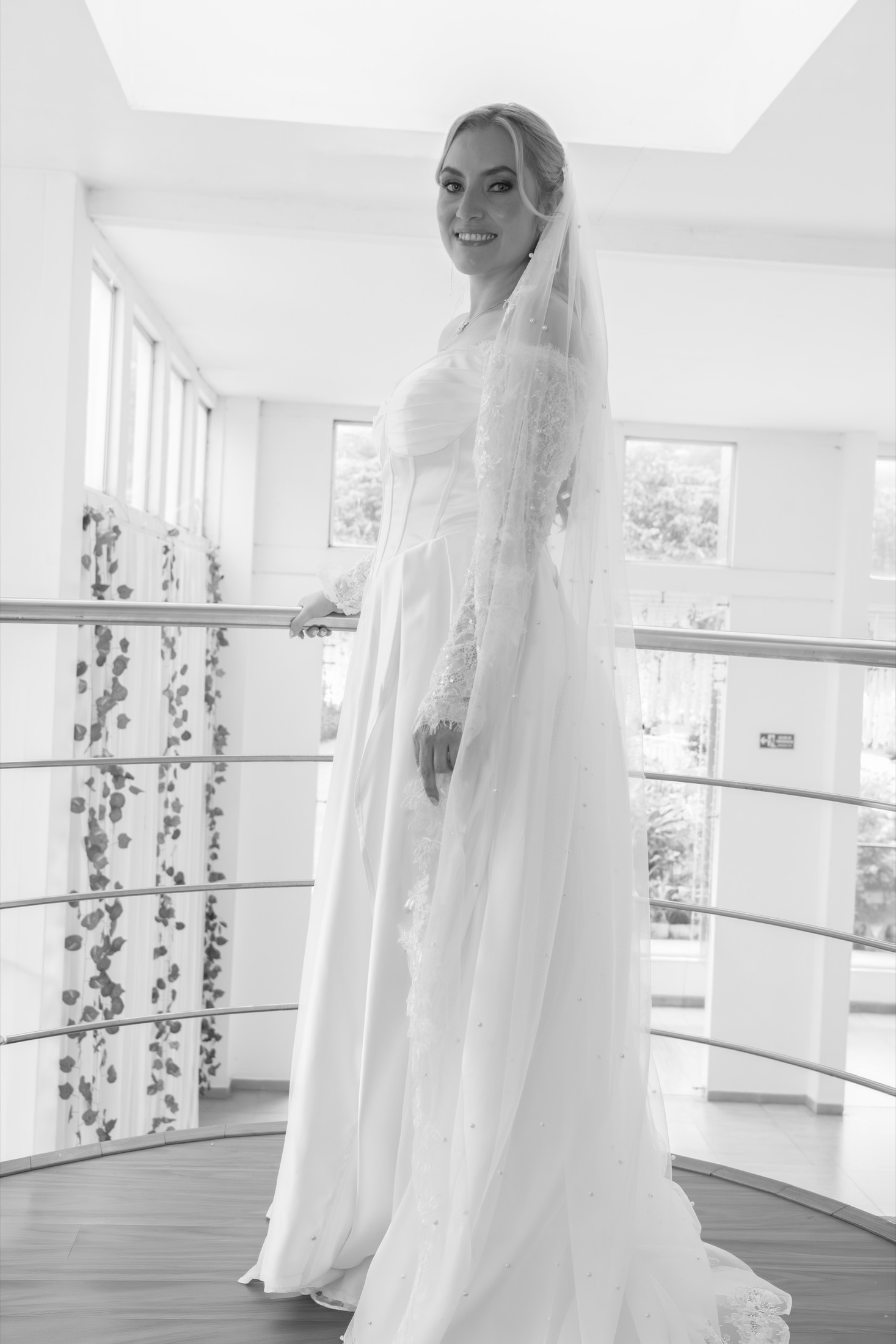 Retrato lateral de la novia arreglada para la boda