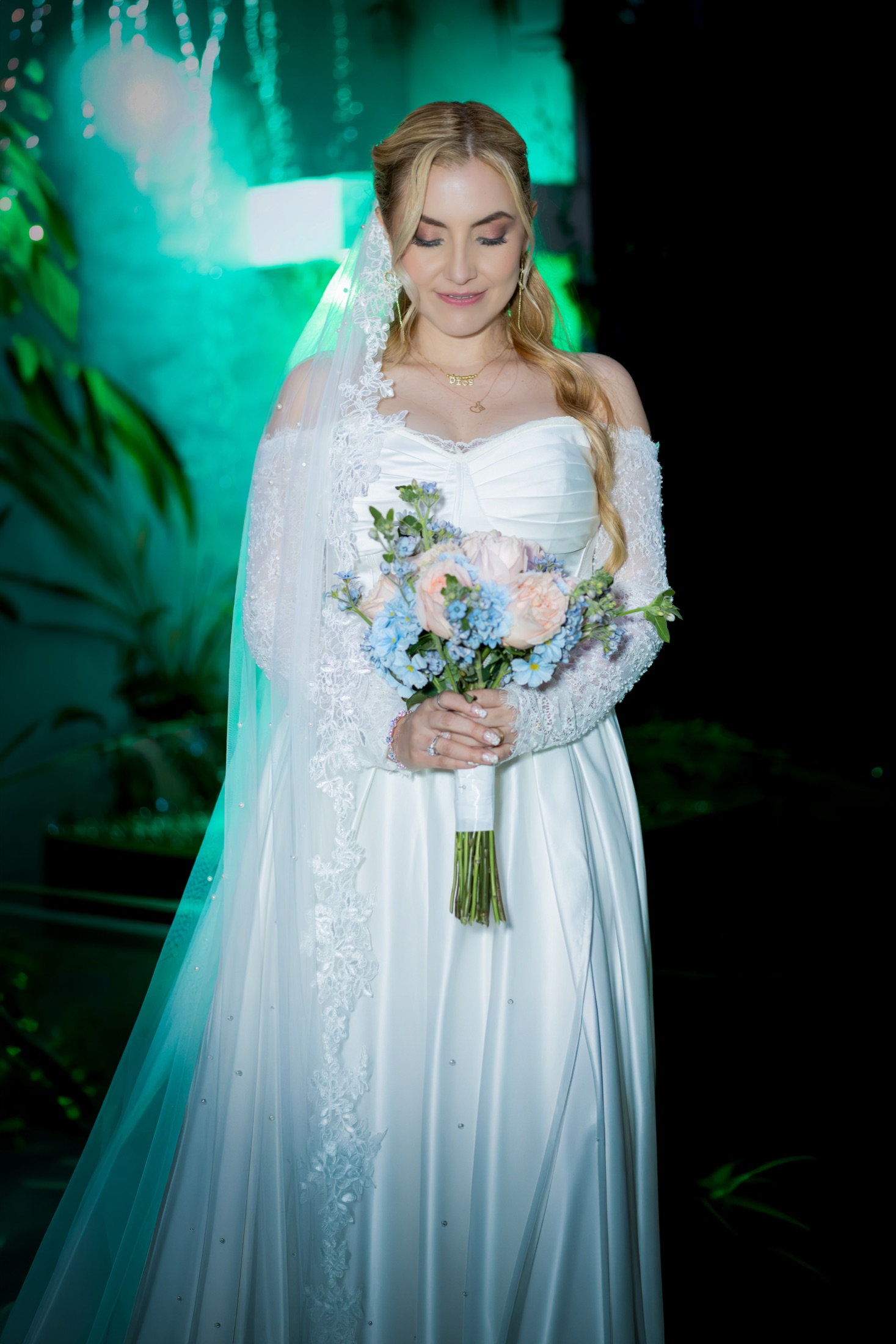 Retrato cálido de la novia en un interior con luz natural