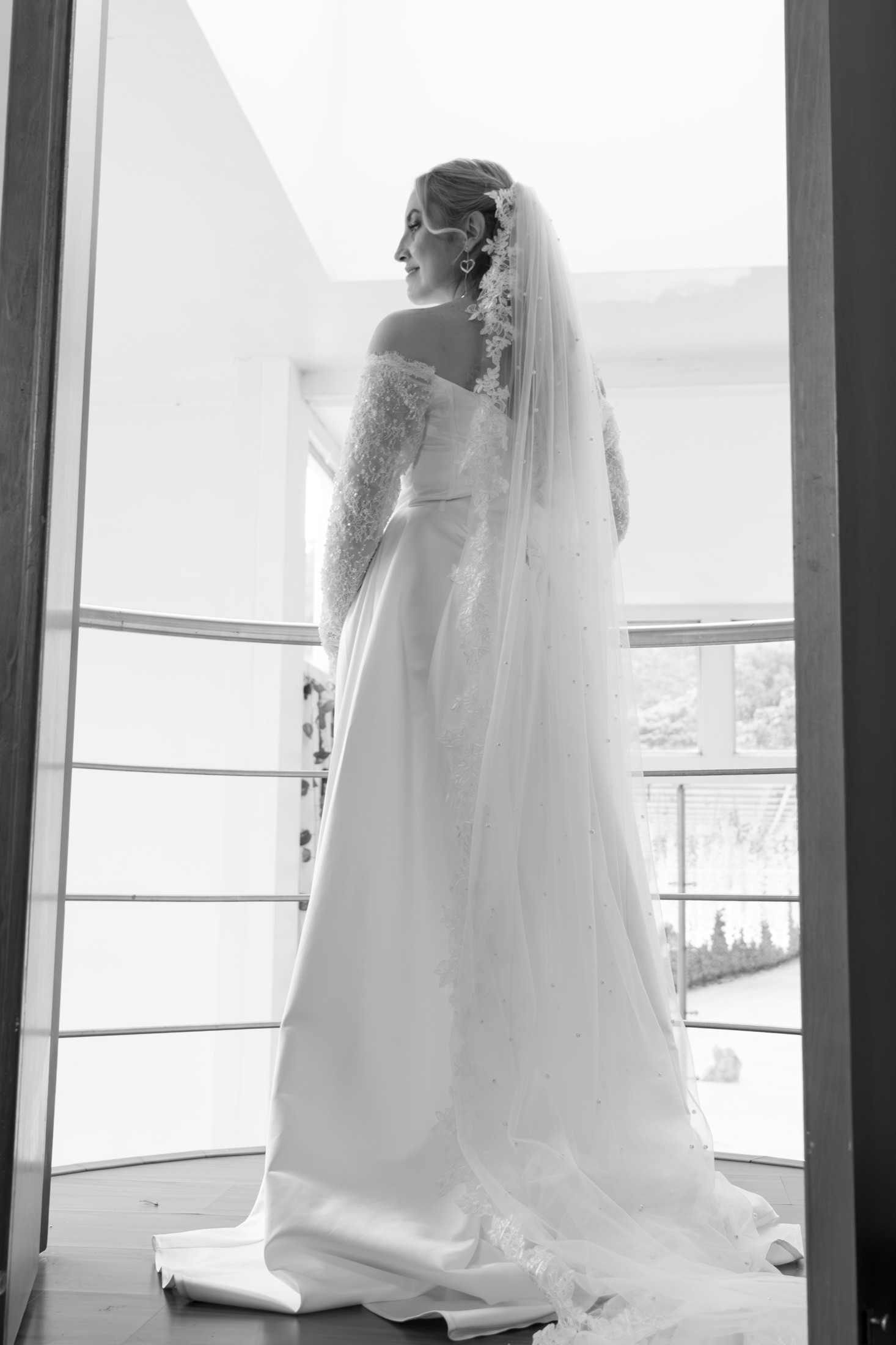 Novia con vestido de satín con abertura, detalle del diseño