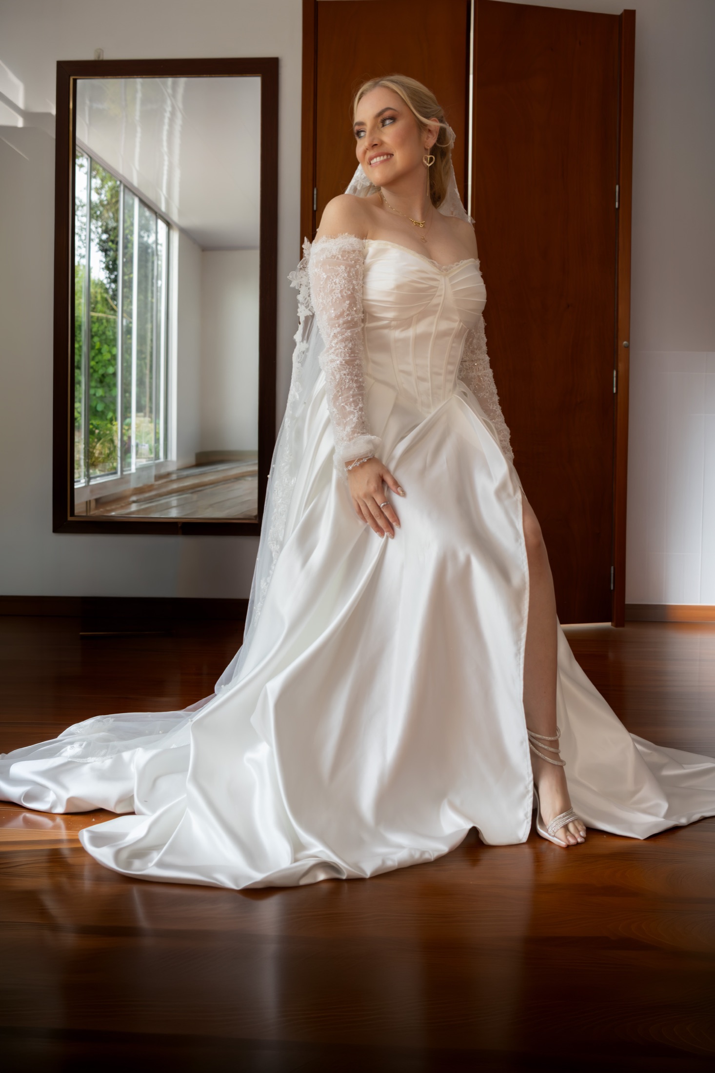 Novia sonriendo durante los preparativos frente a un espejo