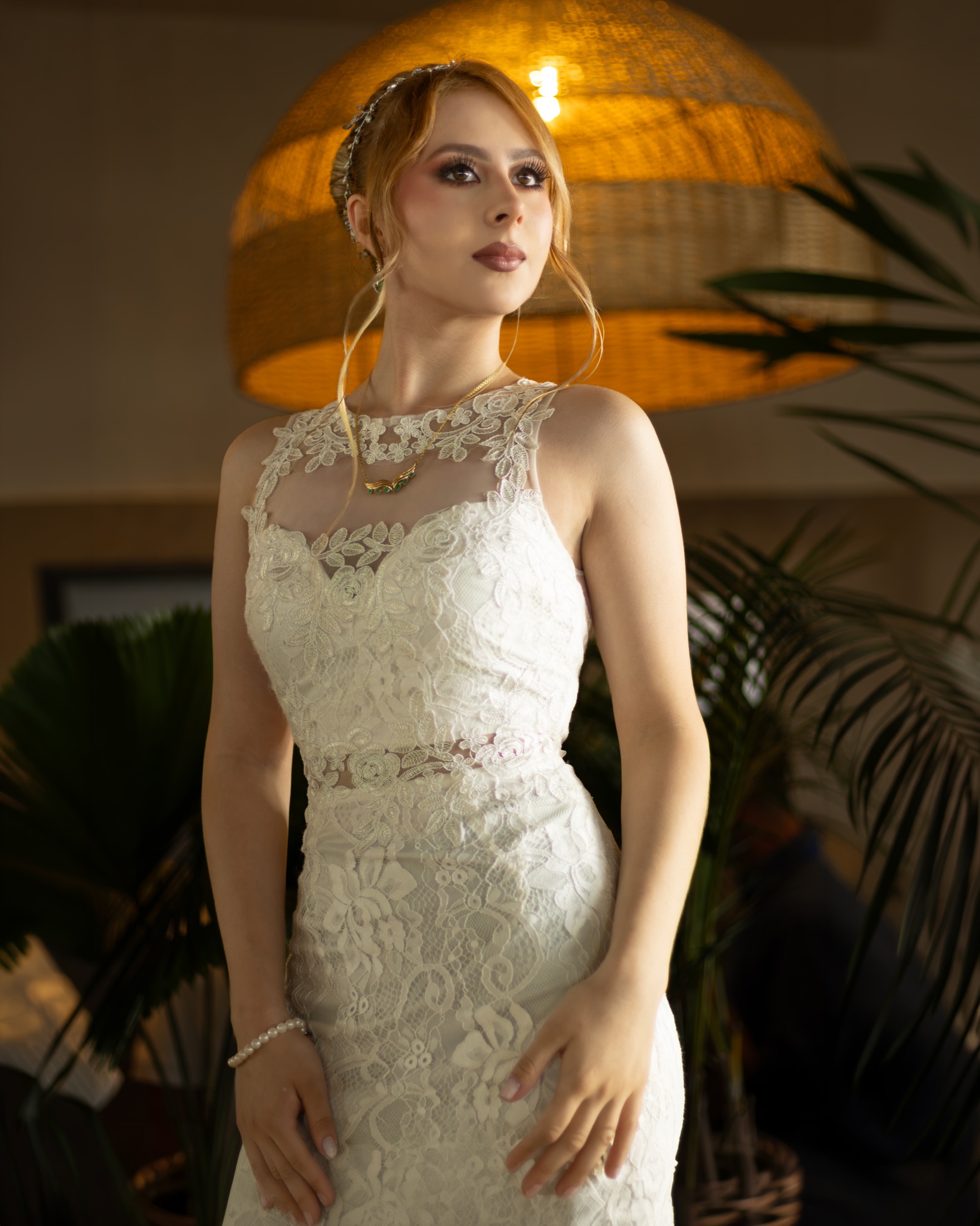 Retrato de la novia bajo luz dorada de atardecer
