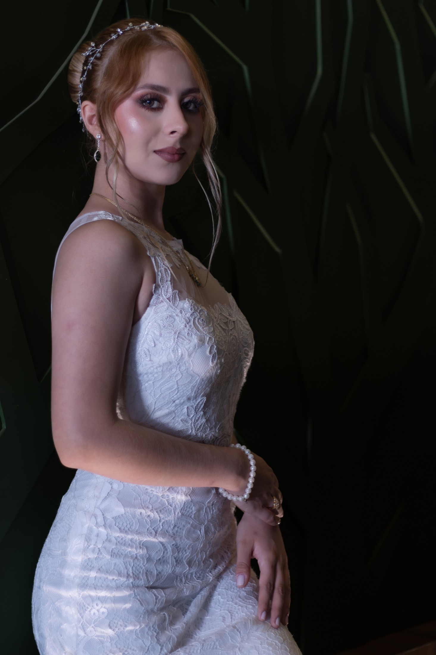 Retrato frontal de la novia con mirada segura