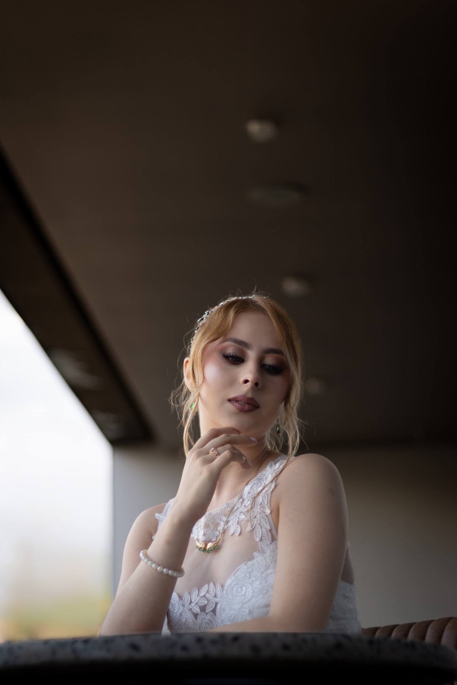 Novia de perfil con el cielo despejado de fondo