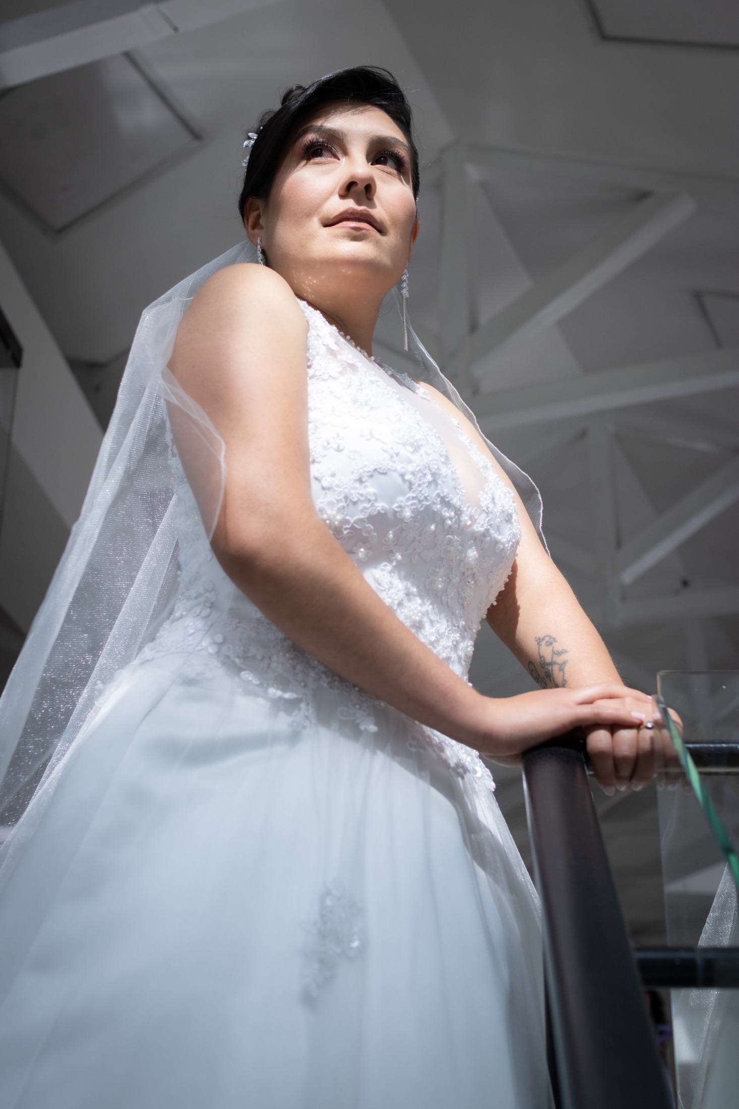 Novia con la mirada baja, retrato en blanco y negro