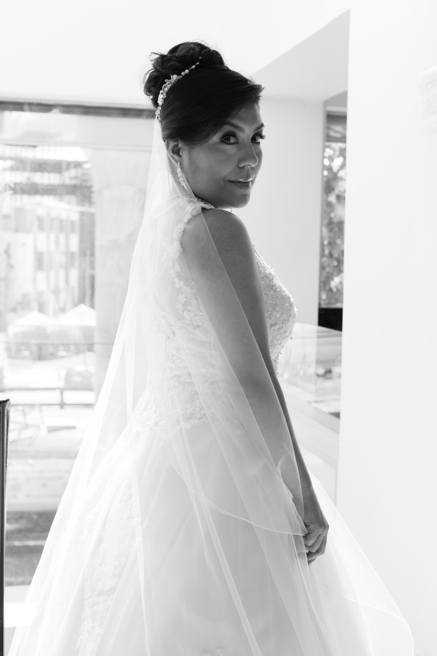 Retrato de la novia en blanco y negro en un interior luminoso
