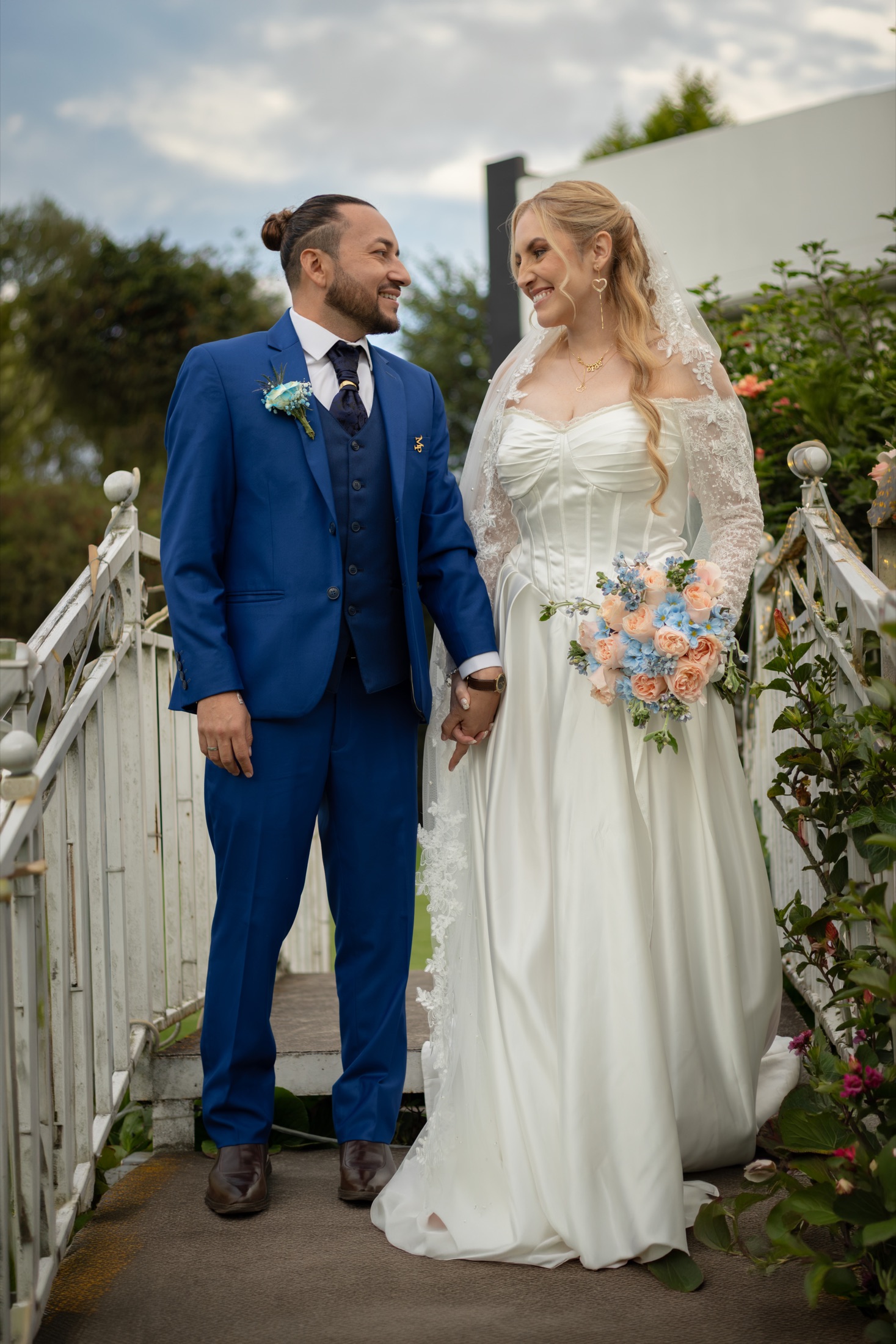 Novios bailando bajo luces cálidas durante la recepción