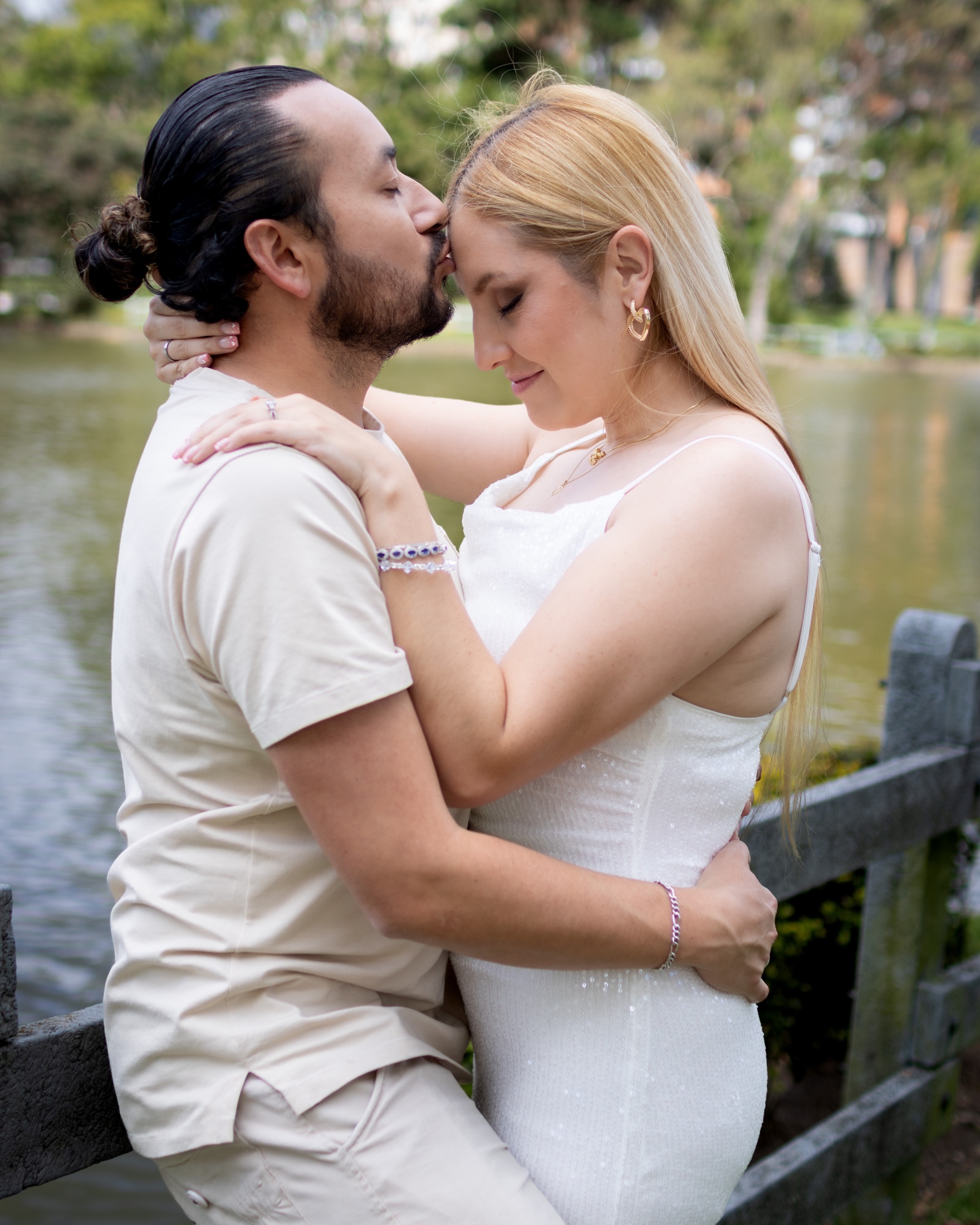 Novios celebrando durante la recepción nocturna