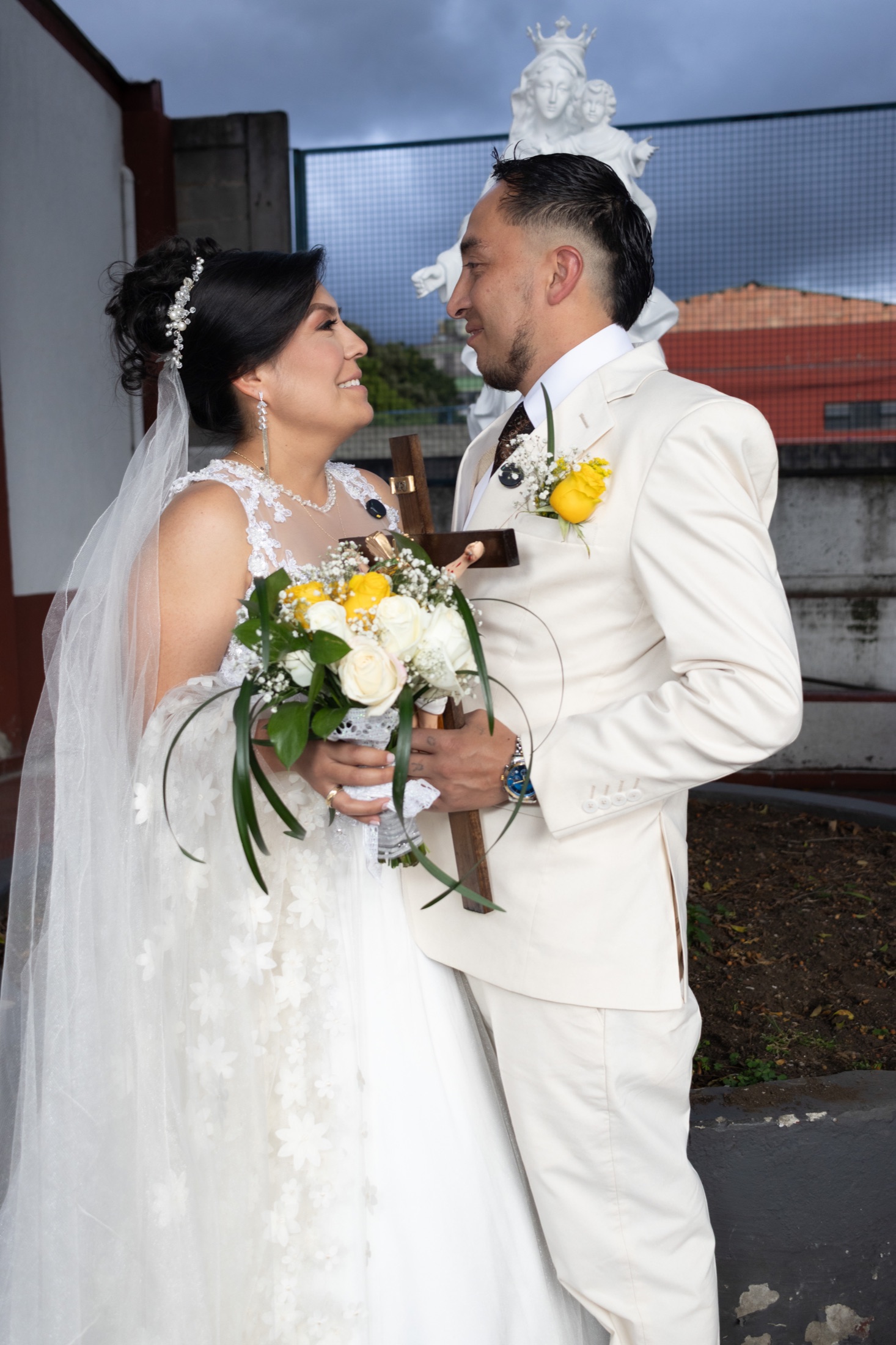 Novios en el altar rodeados de flores blancas durante la ceremonia