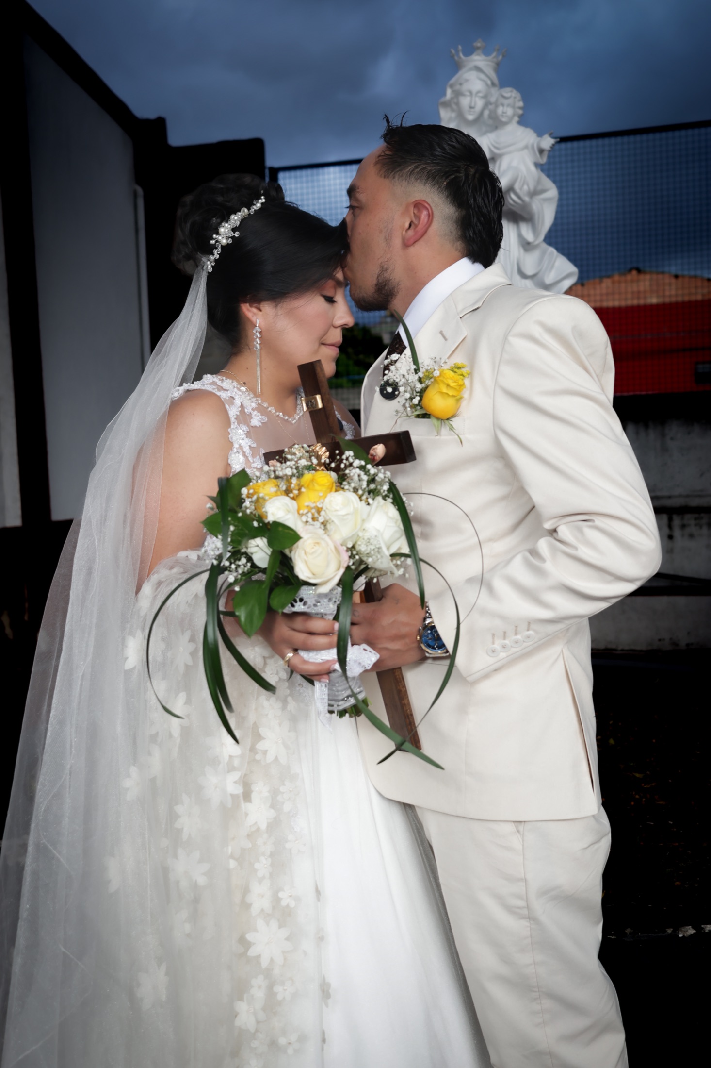Pareja de novios de pie durante la ceremonia religiosa, en blanco y negro
