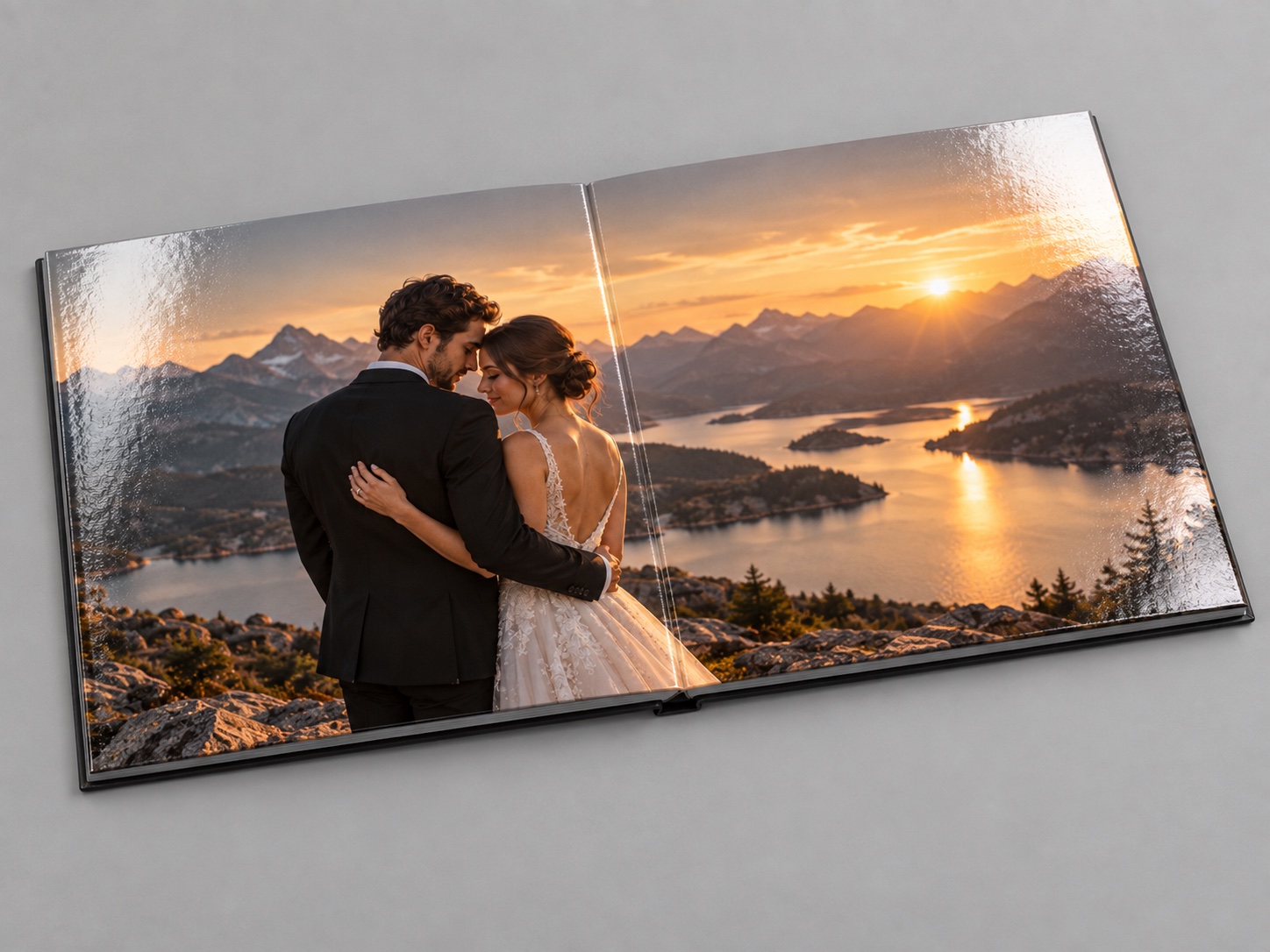 Doble página completamente abierta del PhotoBook Premium con acabado fotográfico brillante